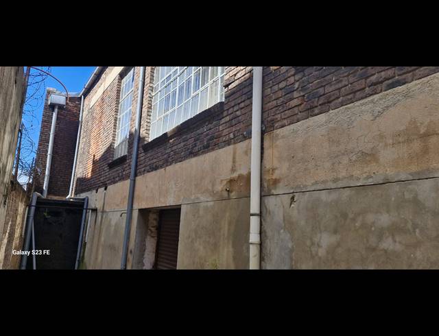 1,700M² WAREHOUSE FOR SALE IN VILLAGE MAIN